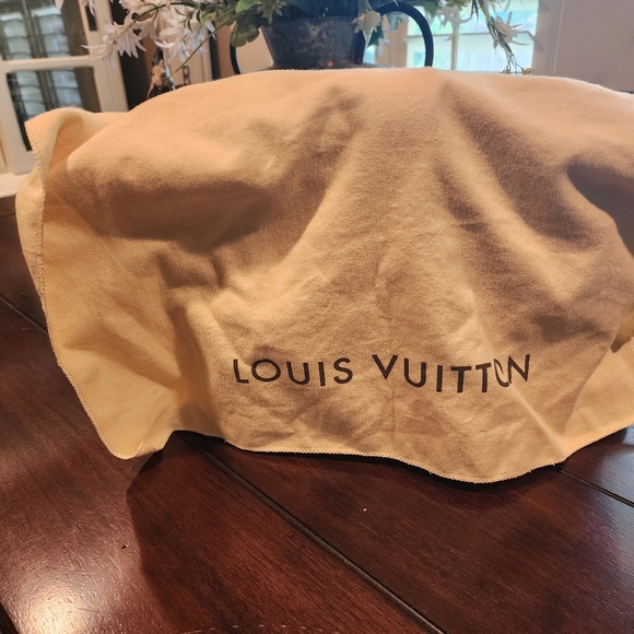 Authentic Louis Vuitton Manhattan GM - Picture 3 of 9